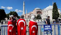 Lid s tureckmi vlajkami ped chrmem Hagia Sofia.