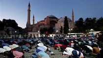 Lid se modl ped chrmem Hagia Sofia, kter se po 85 letech pemn opt na...