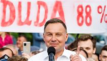 Polský prezident Andrej Duda (PiS) se svými stoupenci po svém vítězství v...