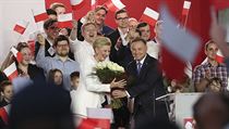 Spokojený Andrzej Duda ve volebním štábu s manželkou Agatou.