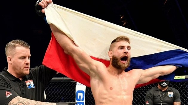 Jiří Procházka slaví vítězství v UFC.