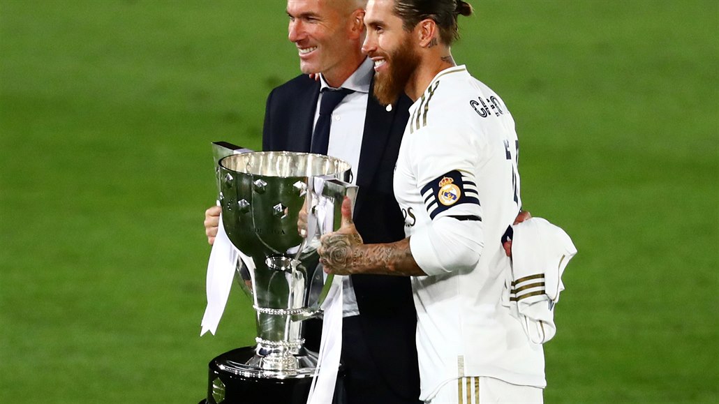 Real Madrid je panlským mistrem. Sergio Ramos a Zinedine Zidane slaví s...