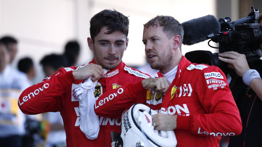 Charles Leclerc a Sebastian Vettel ve vzájemné diskuzi.
