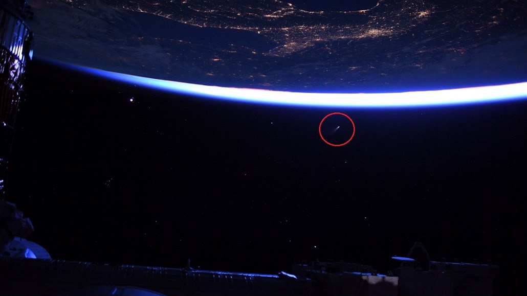 Kometu Neowise spatřili i astronauti z Mezinárodní vesmírné stanice. Snímek...