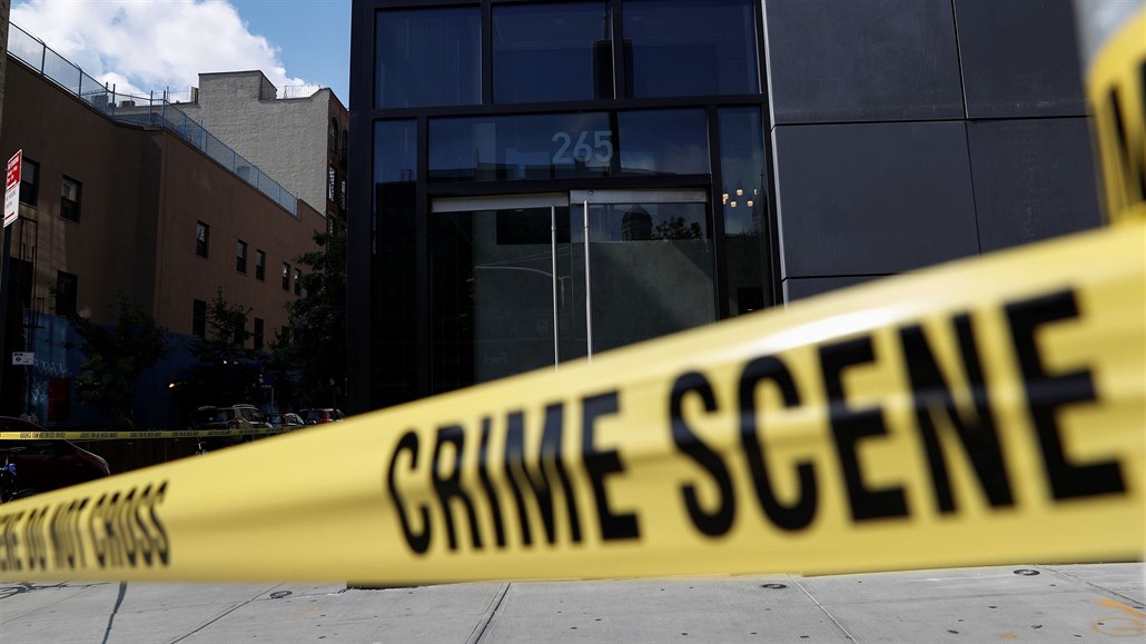 Newyorská policie zablokovala páskou vstup do budovy, kde byl zabit...