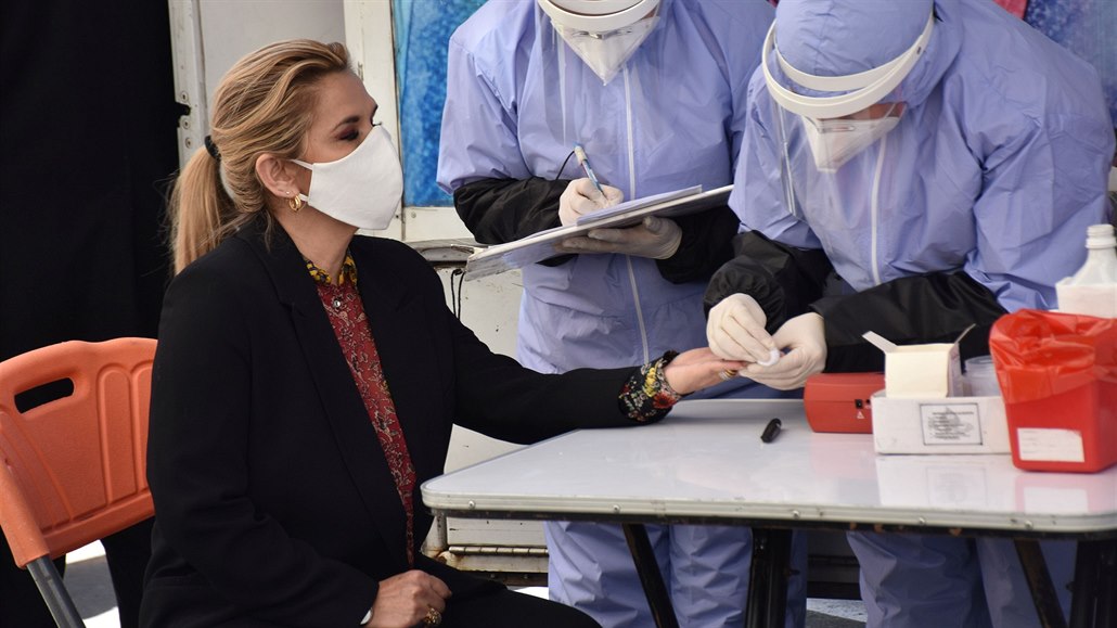 Bolivijská prezidentka Jeanine Áezová podstupuje test na koronavirus.