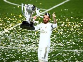 Real Madrid je panlským mistrem. Sergio Ramos slaví s mistrovským pohárem.