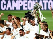 Real Madrid je panlským mistrem. Sergio Ramos slaví s mistrovským pohárem.