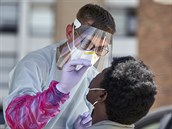 USA hlásí druhý nejvyšší počet nových případů od začátku pandemie. Za den přibylo přes 65 tisíc nakažených