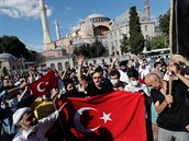 Lidé oslavují rozhodnutí Erdogana pemnit chrám Hagia Sofia zpt na meitu.