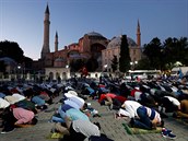 Lidé se modlí ped chrámem Hagia Sofia, který se po 85 letech pemní opt na...