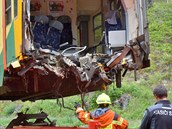 Hasiči pomocí jeřábů a kamionu odvezli nabouraný vlak z Perninku, kde se před týdnem srazil s jinou soupravou