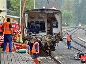 Vlak RegioNova, který ml zniený podvozek, museli hasii naloit na pívs...