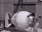 Atomová bomba Fat Man, kterou americká armáda shodila na japonské pístavní...