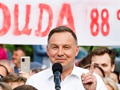 Polský prezident Andrej Duda (PiS) se svými stoupenci po svém vítzství v...