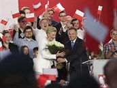 Spokojený Andrzej Duda ve volebním tábu s manelkou Agatou.