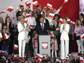 K prezidentským volbám přišlo téměř 70 procent Poláků, první odhady ukazují na těsné vítězství Dudy