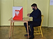 Polské volby 2020. Kandidát Rafal Trzaskowski ve volební místnosti.