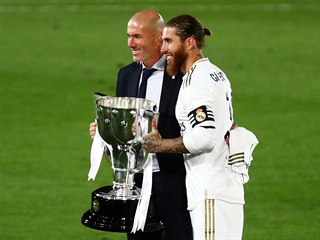 Real Madrid je panlskm mistrem. Sergio Ramos a Zinedine Zidane slav s...