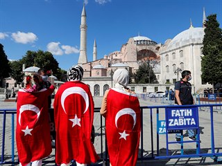 Lid s tureckmi vlajkami ped chrmem Hagia Sofia.