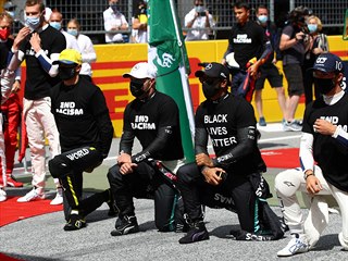 Někteří piloti se rozhodli nepokleknout.