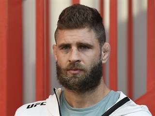 Český bojovník MMA Jiří Procházka pózuje fotografům 13. července 2020 v Praze...