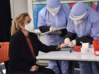 Bolivijsk prezidentka Jeanine ezov podstupuje test na koronavirus.