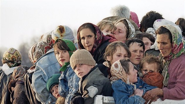 Evakuace Srebrenice (na snímku) se týkala žen a dětí. Muži zůstali a byli...