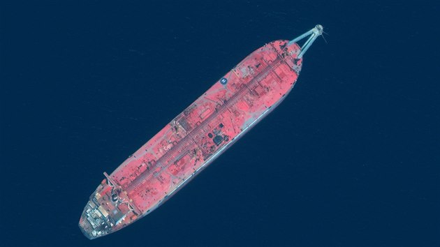 Tankeru oputnému u pobeí Jemenu s nákladem 1,1 milionu barel ropy hrozí...
