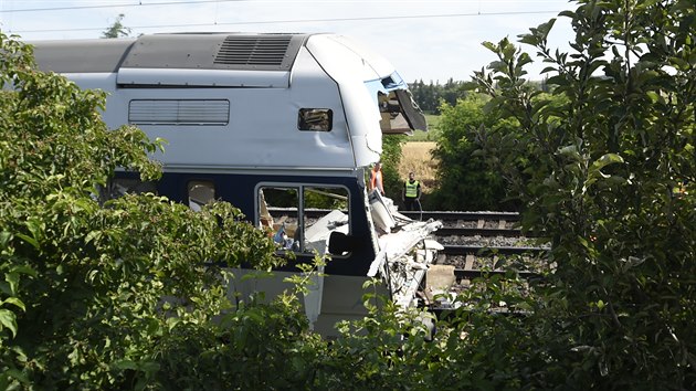 Na m�st� pokra�uj� odkl�zec� pr�ce. P�i prvn�m pokusu se dv�ma lokomotivami brzy r�no se soupravy odtrhnout nepovedlo.