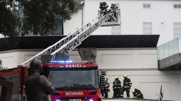 Podle jeho informac� z�ejm� kdosi sva�oval panty a od plamen� se vz�alo oblo�en� m�stnosti.