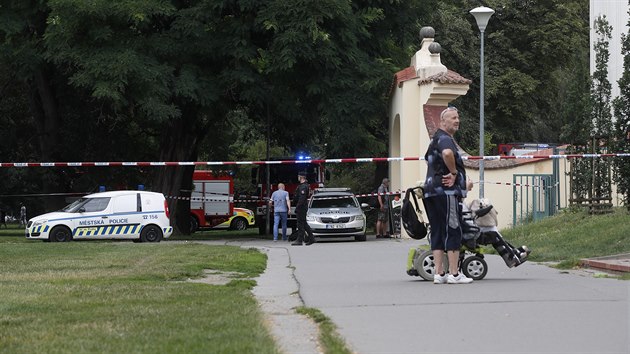 Na m�st� jsou hasi�i z centr�ln� a sm�chovsk� stanice a jednotka H�OPH.