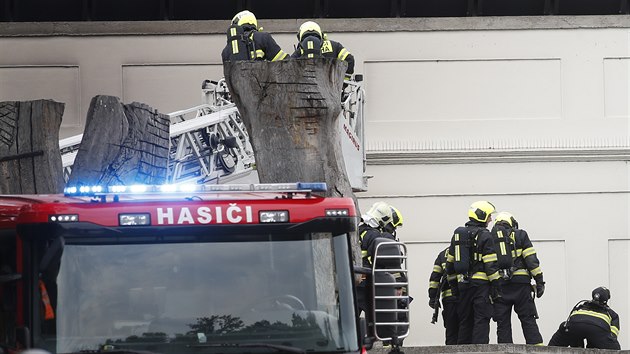 P�es 100 lid� muselo odej�t do bezpe�n�ho prostoru, plavebn� komora p�ed objektem byla uzav�ena, doplnila na Twitteru policie.