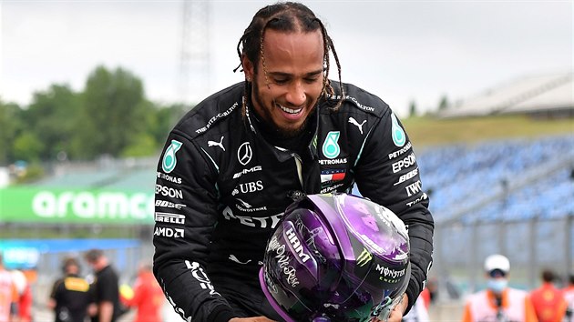 �estinásobný mistr sv�ta Lewis Hamilton osmým vít�zstvím ve Velké cen� Ma�arska...