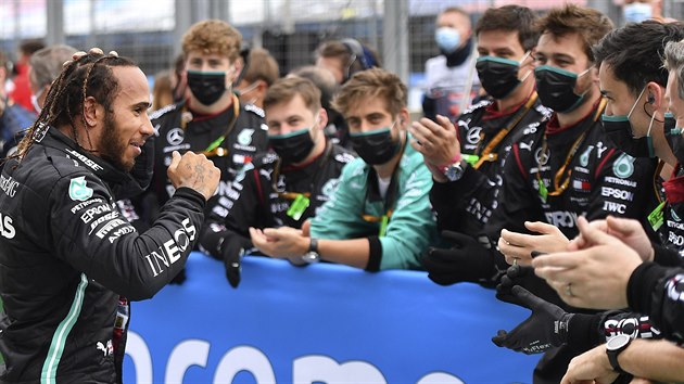 estinsobn mistr svta Lewis Hamilton osmm vtzstvm ve Velk cen Maarska F1 vyrovnal rekord Michaela Schumachera v potu vher v jednom zvod.