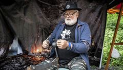 Náv�t�vníci dolu si mohou prohlédnout dv� horizontální �toly, které jsou...