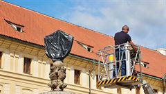 Orel Svaté �í�e �ímské dopln�ný znakem �eského království. Má p�ipomínat, �e...