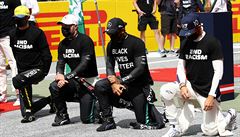 Jezdci formule 1 poklekávají v boji proti rasismu.