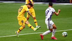 Lionel Messi se snaí zakonit pes obránce soupee.