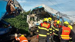 Po 08:00 se hasičům podařilo havarované a značně poškozené soupravy od sebe... | na serveru Lidovky.cz | aktuální zprávy