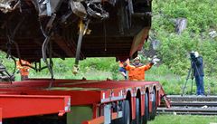 Kamion odvezl zničený vlak do Chebu, kde ho čeká sešrotování.