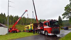 Naloení vlaku na pívs kamionu trvalo asi hodinu. Hasii vyuili techniku...