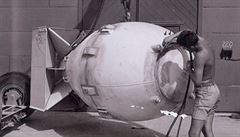 Atomová bomba Fat Man, kterou americká armáda shodila na japonské p�ístavní...