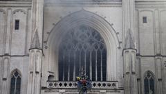 Po�ár vypukl uvnit� katedrály, vy�et�ovatelé zde na�li t�i r�zná ohniska po�áru.