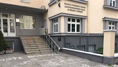 Nápisy před budovou Krajské hygienické stanice Moravskoslezského kraje... | na serveru Lidovky.cz | aktuální zprávy
