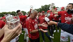Trenér Pardubic Ji�í Krej�í (uprost�ed) se s hrá�i a fanou�ky raduje z výhry a...