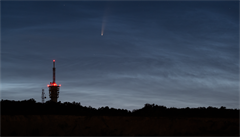 Fotografie komety Neowise.