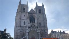 V západofrancouzském Nantes hoří gotická katedrála z přelomu 15. a 16. století,...