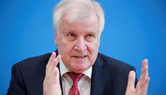 Nemla by nm nemla hzet klacky pod nohy, ohradil se Seehofer vi kritice EU za kontroly na hranicch s eskem