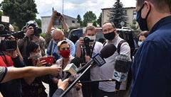 Polské volby 2020. Kandidát Rafal Trzaskowski ped volební místností s novinái.